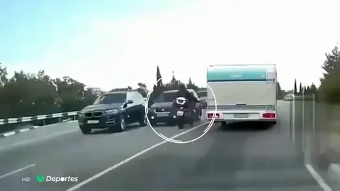 Espeluznante accidente de un motorista que invadió el carril contrario de forma ilegal para adelantar a una caravana Espeluznante accidente de un motorista que invadió el carril contrario de forma ilegal para adelantar a una caravana
