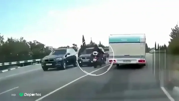 Espeluznante accidente de un motorista que invadió el carril contrario de forma ilegal para adelantar a una caravana Espeluznante accidente de un motorista que invadió el carril contrario de forma ilegal para adelantar a una caravana