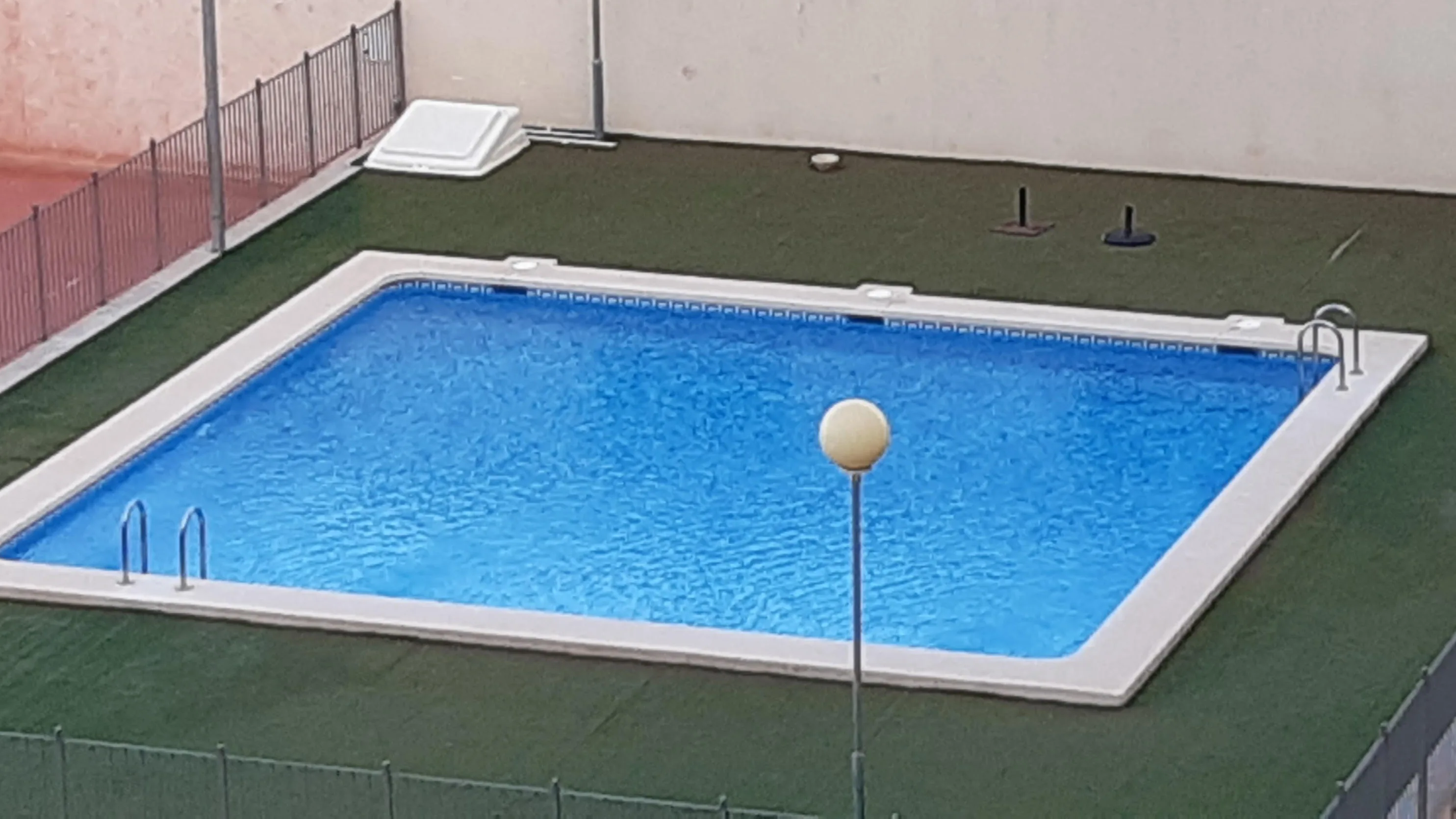 Piscina de una urbanización Piscina de una urbanización