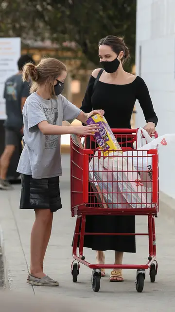 Angelina Jolie y su hija Vivienne Angelina Jolie y su hija Vivienne