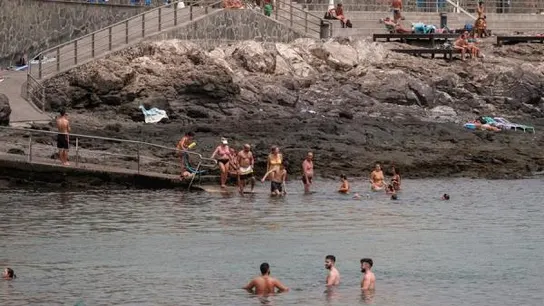 Bañistas en la playa de Arinaga, en el municipio grancanario de Agüimes Bañistas en la playa de Arinaga, en el municipio grancanario de Agüimes