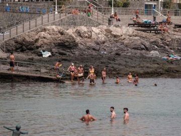 Bañistas en la playa de Arinaga, en el municipio grancanario de Agüimes