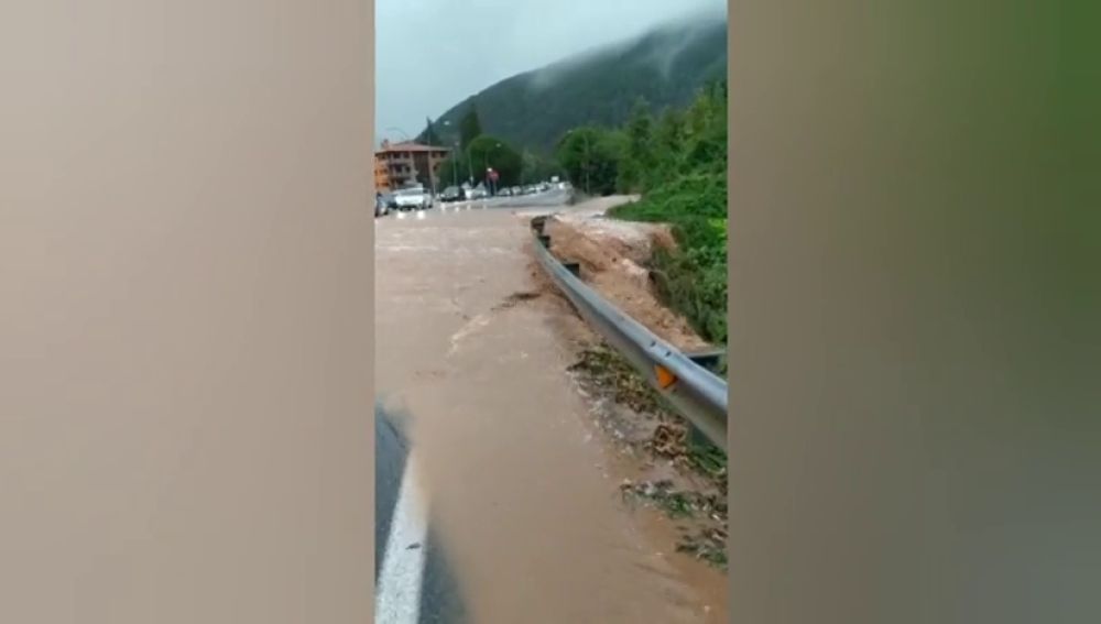 Las fuertes lluvias provocan inundaciones en el municipio gerundense de Ripoll   