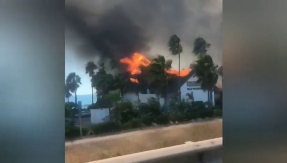 Un incendio forestal en Estepona calcina un centro comercial y afecta gravemente a un hotel