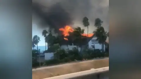 Un incendio forestal en Estepona calcina un centro comercial y afecta gravemente a un hotel Un incendio forestal en Estepona calcina un centro comercial y afecta gravemente a un hotel