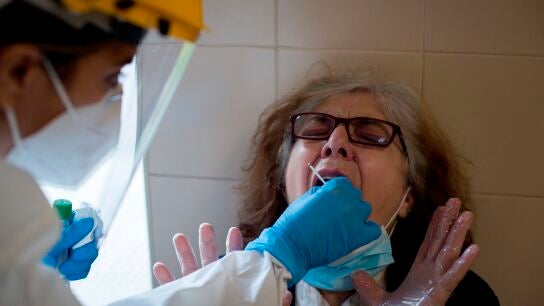 Una enfermera realiza una prueba PCR en el Complejo Hospitalario Universitario de Ourense