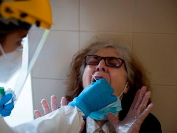 Una enfermera realiza una prueba PCR en el Complejo Hospitalario Universitario de Ourense