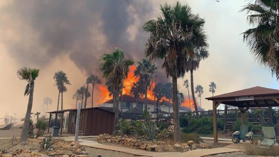 Vista del incendio forestal de este s&aacute;bado en Estepona (M&aacute;laga)
