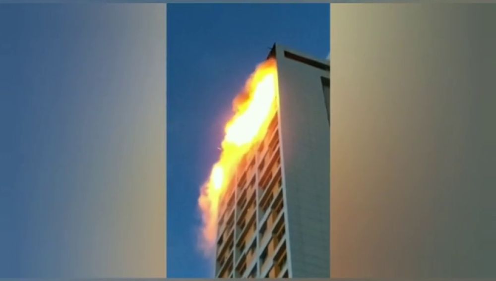 Extinguido un aparatoso incendio en un edificio de viviendas en el barrio madrileño de Hortaleza 