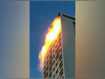 Extinguido un aparatoso incendio en un edificio de viviendas en el barrio madrileño de Hortaleza 