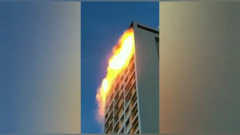Extinguido un aparatoso incendio en un edificio de viviendas en el barrio madrileño de Hortaleza Extinguido un aparatoso incendio en un edificio de viviendas en el barrio madrileño de Hortaleza