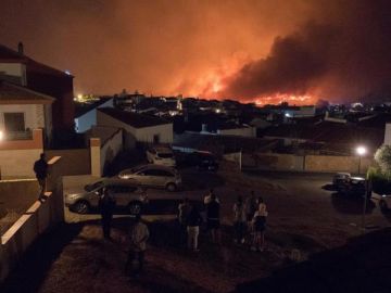 Imagen del incendio declarado en Almonaster de la Real (Huelva)