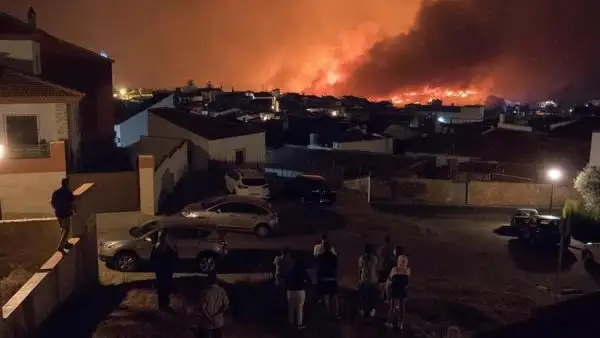 Imagen del incendio declarado en Almonaster de la Real (Huelva) Imagen del incendio declarado en Almonaster de la Real (Huelva)