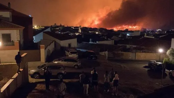 Imagen del incendio declarado en Almonaster de la Real (Huelva) Imagen del incendio declarado en Almonaster de la Real (Huelva)