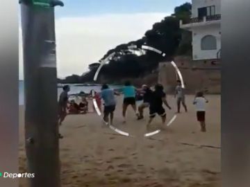 Brutal agresión del dueño de un restaurante en Girona a un joven al que se le cayó una pelota en su local