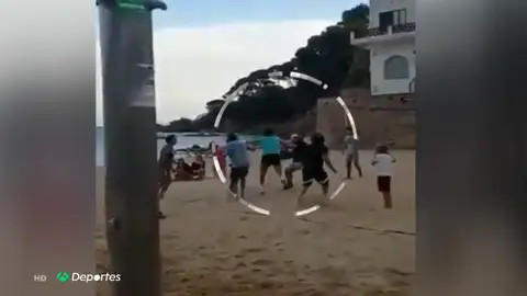 Brutal agresión del dueño de un restaurante en Girona a un joven al que se le cayó una pelota en su local Brutal agresión del dueño de un restaurante en Girona a un joven al que se le cayó una pelota en su local