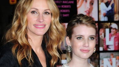 Emma Roberts confirma que espera su primer hijo con esta imagen embarazada y recibe este mensaje de su tía, Julia Roberts 