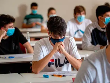 Las universidades deberán definir un espacio para el aislamiento de la persona detectada como caso sospechoso Las universidades deberán definir un espacio para el aislamiento de la persona detectada como caso sospechoso