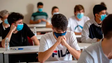 Las universidades deberán definir un espacio para el aislamiento de la persona detectada como caso sospechoso Las universidades deberán definir un espacio para el aislamiento de la persona detectada como caso sospechoso