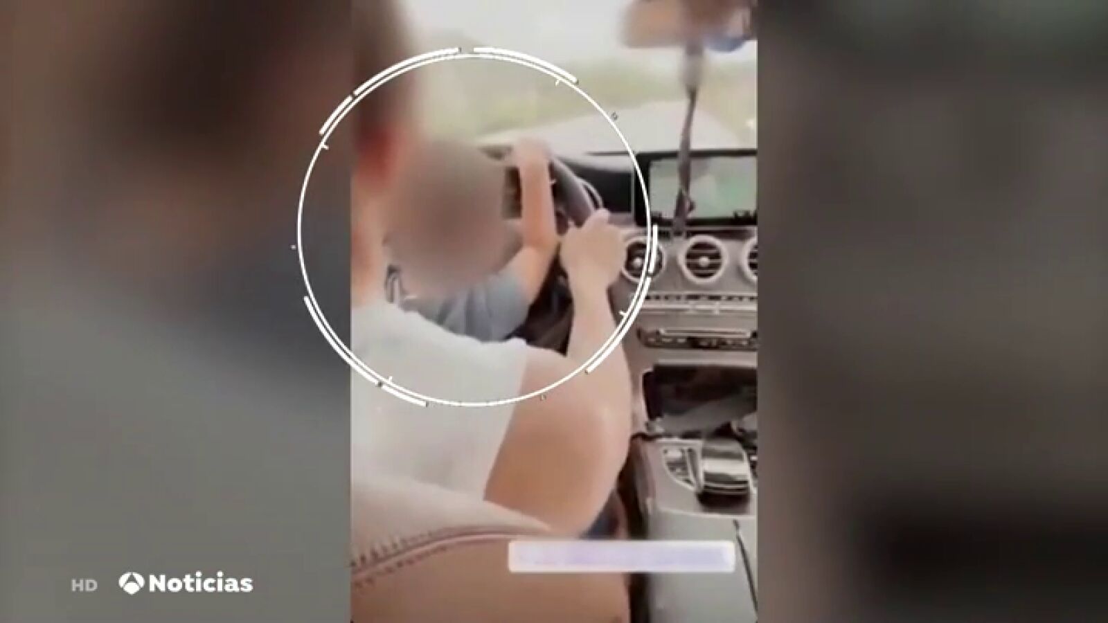 Conduce con su hijo de 3 años en las piernas y lo graban para subirlo a redes sociales en Segovia