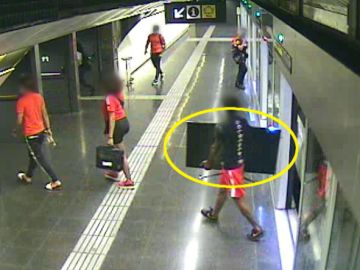 Las cámaras del metro de Barcelona sorprenden a unos ladrones con una tele robada tras asaltar la casa de una anciana