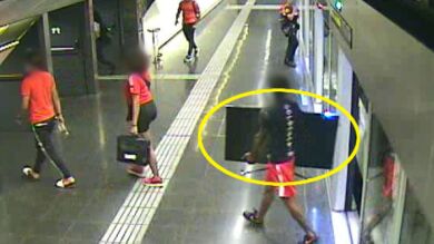 Las cámaras del Metro de Barcelona sorprenden a unos ladrones con una tele robada tras asaltar la casa de una anciana