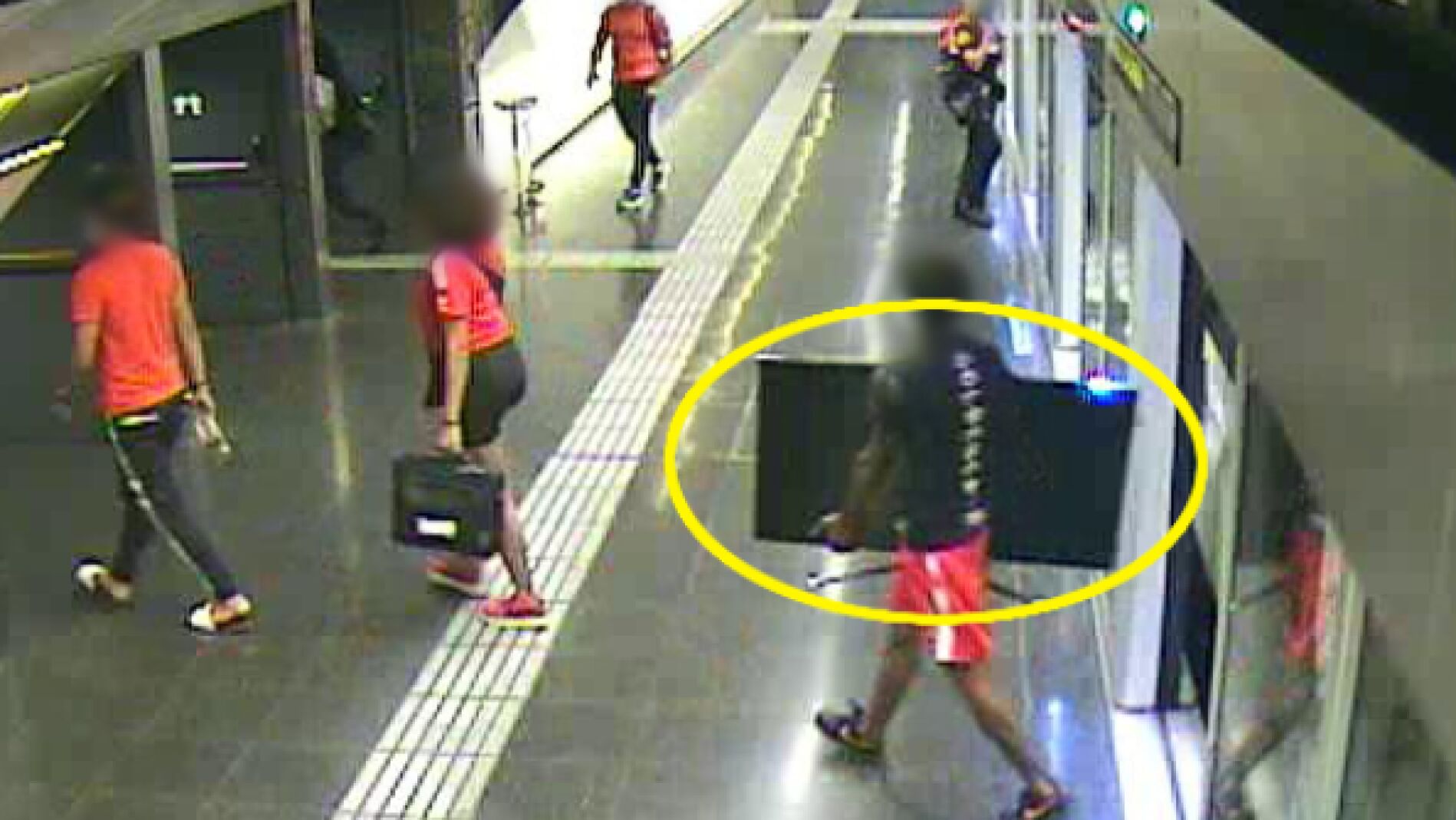 Las c&aacute;maras del metro de Barcelona sorprenden a unos ladrones con una tele robada tras asaltar la casa de una anciana