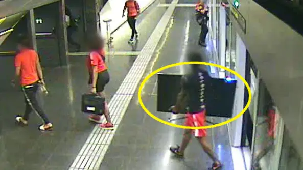  Las c&aacute;maras del metro de Barcelona sorprenden a unos ladrones con una tele robada tras asaltar la casa de una anciana
