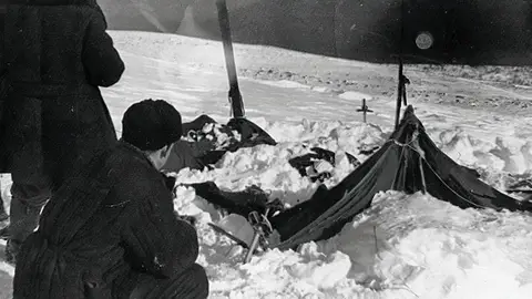La misteriosa muerte de nueve excursionistas en el paso de Diátlov sigue perturbando 61 años después La misteriosa muerte de nueve excursionistas en el paso de Diátlov sigue perturbando 61 años después