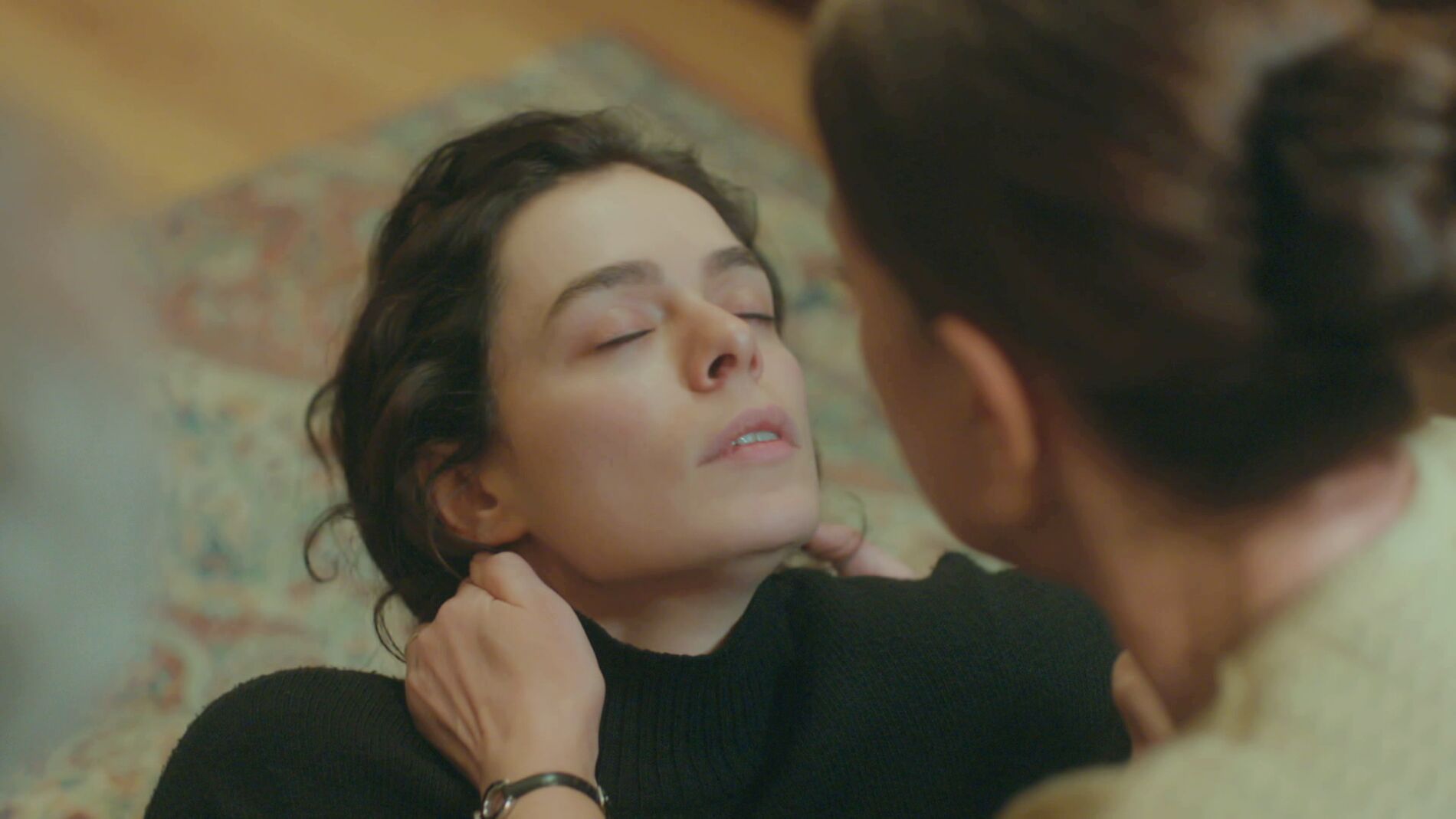 La debilidad de Bahar desata el lado m&aacute;s maternal de Hatice ante los ojos de Sirin 