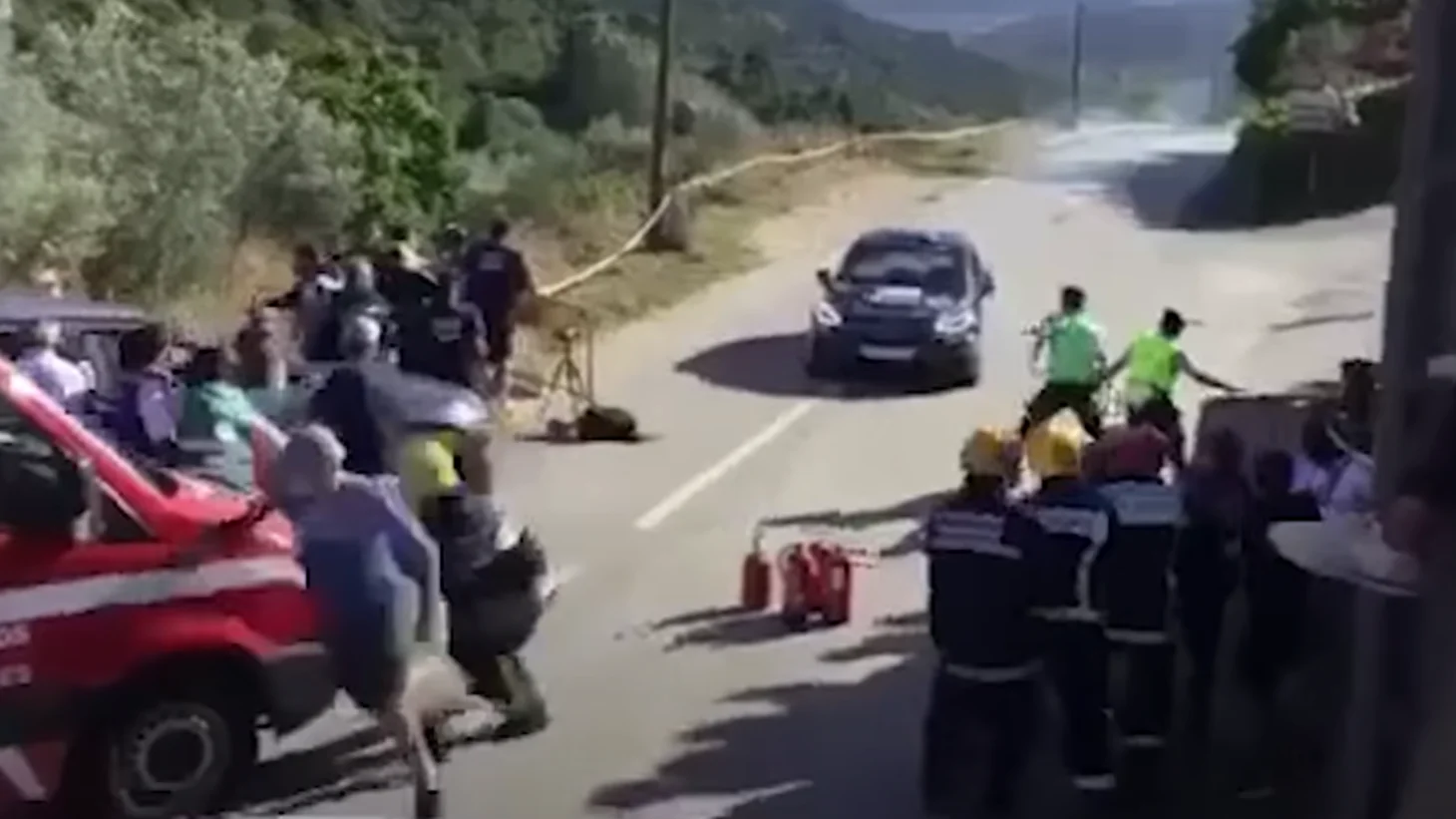 Las duras imágenes del espeluznante accidente con tres heridos en el Rally do Alto Tamega Las duras imágenes del espeluznante accidente con tres heridos en el Rally do Alto Tamega