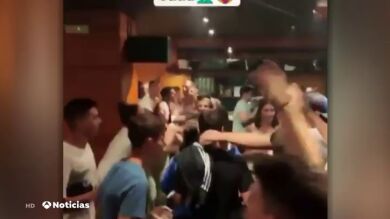El baile de decenas de jóvenes en una fiesta sin control en Peralta, Navarra, sin distancia ni mascarilla ante el coronavirus