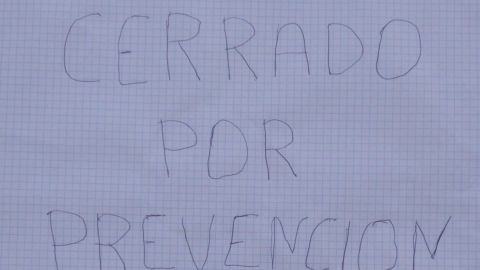 Aviso en restaurante. Confinamiento por coronavirus en Lumbrales, Salamanca