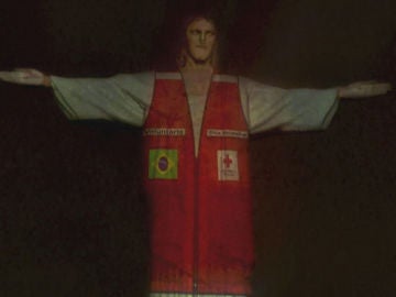 Cristo Rendentor con el chaleco de Cruz Roja en Brasil