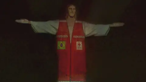 Cristo Rendentor con el chaleco de Cruz Roja en Brasil Cristo Rendentor con el chaleco de Cruz Roja en Brasil