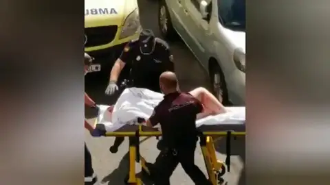 Una mujer herida muy grave tras ser apuñalada y agredida a martillazos por una pareja de vecinos en Gran Canaria Una mujer herida muy grave tras ser apuñalada y agredida a martillazos por una pareja de vecinos en Gran Canaria