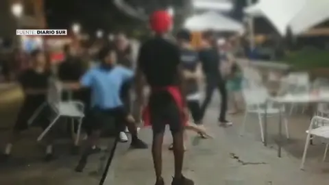 Dos clientes agreden a los camareros de un chiringuito de Málaga al recriminarles ir sin camiseta Dos clientes agreden a los camareros de un chiringuito de Málaga al recriminarles ir sin camiseta