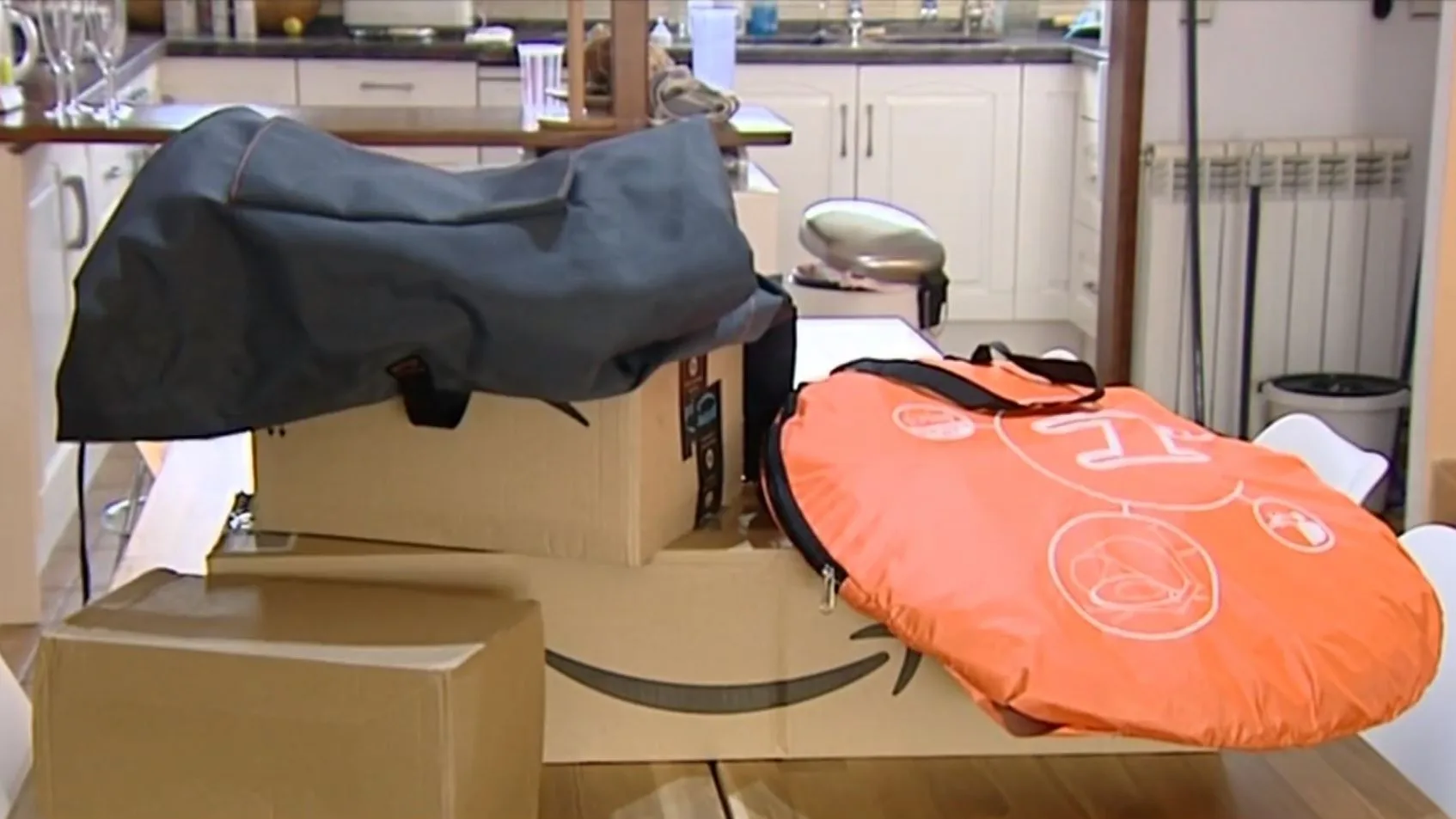 Una familia de Barcelona recibe desde hace un a&ntilde;o misteriosos paquetes de Amazon que nunca han pedido
