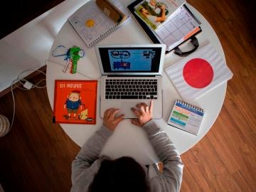 Teletrabajo: una profesora prepara una clase online