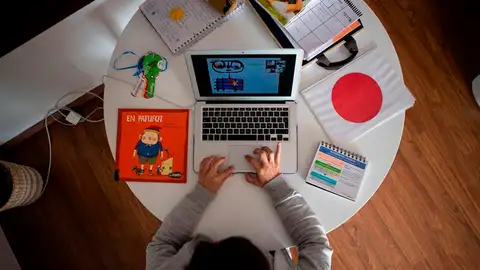 Teletrabajo: una profesora prepara una clase online Teletrabajo: una profesora prepara una clase online