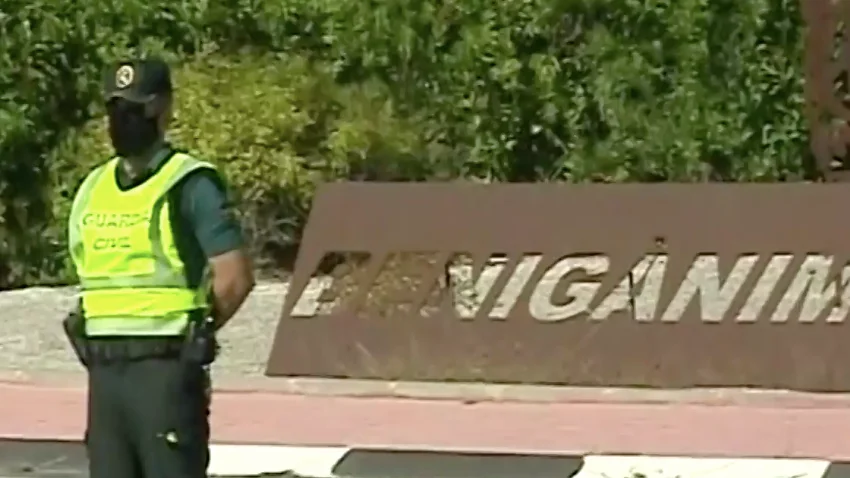 Controles policiales a la entrada de Benig&agrave;nim tras aprobarse un confinamiento del municipio durante 14 d&iacute;as