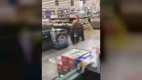 Oso en un supermercado Oso en un supermercado