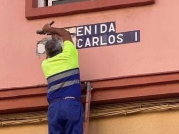 Kichi cambia en tiempo récord el nombre de la avenida Juan Carlos I, en Cádiz