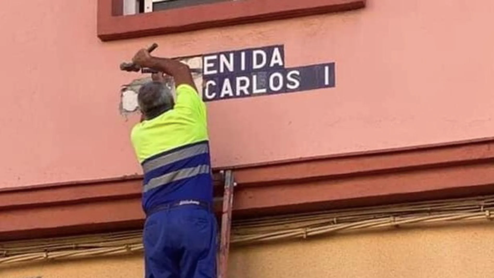 Kichi cambia en tiempo récord el nombre de la avenida Juan Carlos I, en Cádiz Kichi cambia en tiempo récord el nombre de la avenida Juan Carlos I, en Cádiz