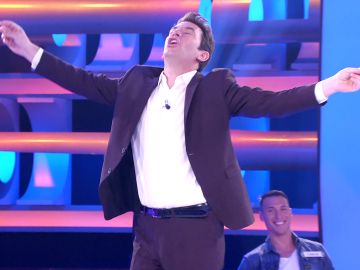 Arturo Valls, escandalizado por el baile sexy de Xuxa en una canción de misa en '¡Ahora caigo!'