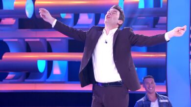 Arturo Valls, escandalizado por el baile sexy de Xuxa en una canción de misa en '¡Ahora caigo!'