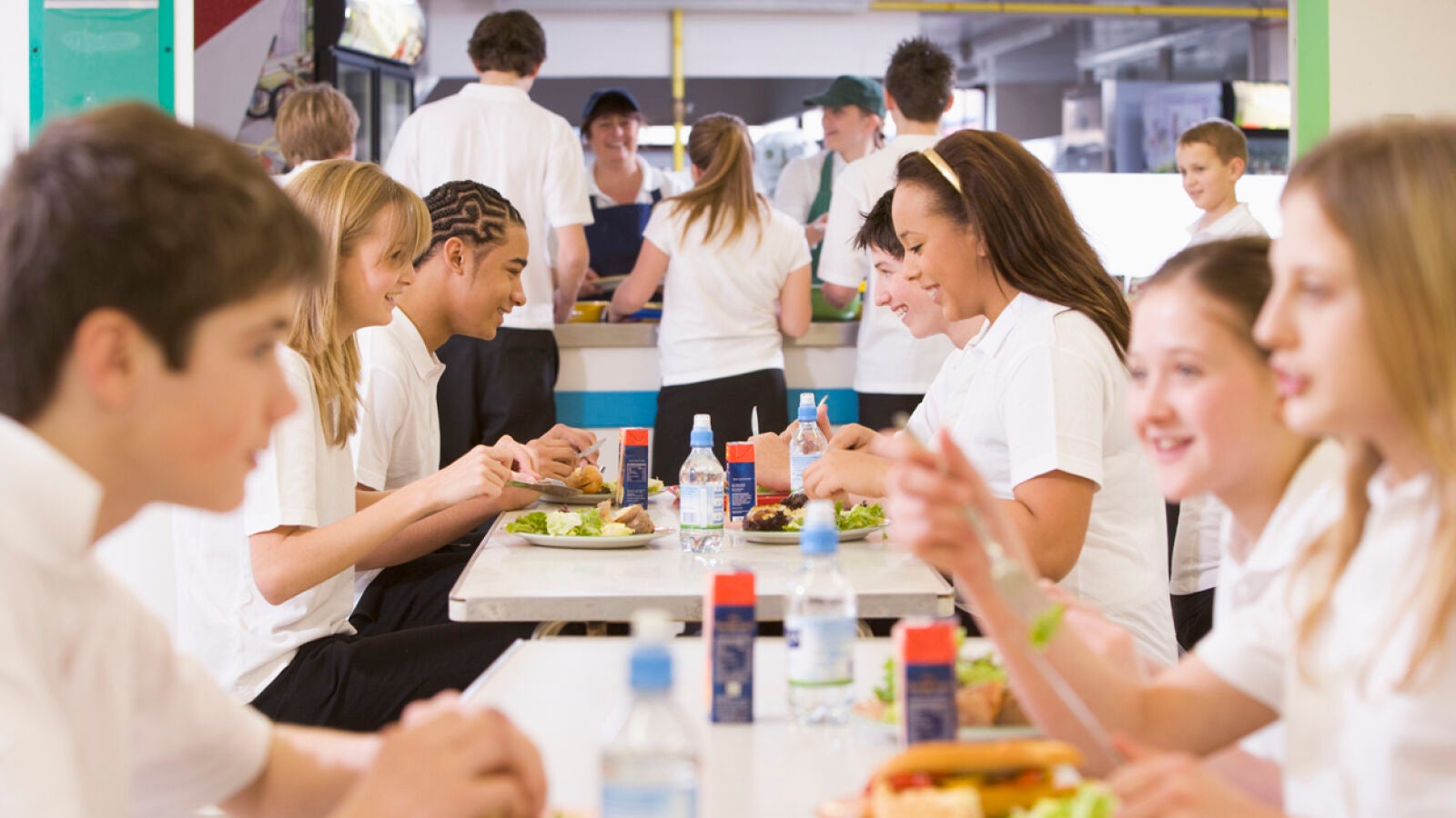 ¿Vas a llevar a tu niño al comedor? Así debe ser un comedor seguro