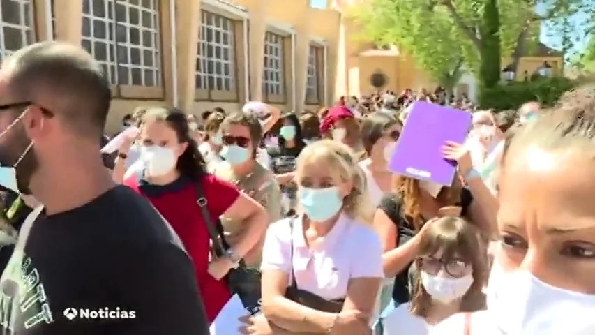 Madrid suspende los test de coronavirus a los profesores tras registrarse largas colas en de espera Madrid suspende los test de coronavirus a los profesores tras registrarse largas colas en de espera