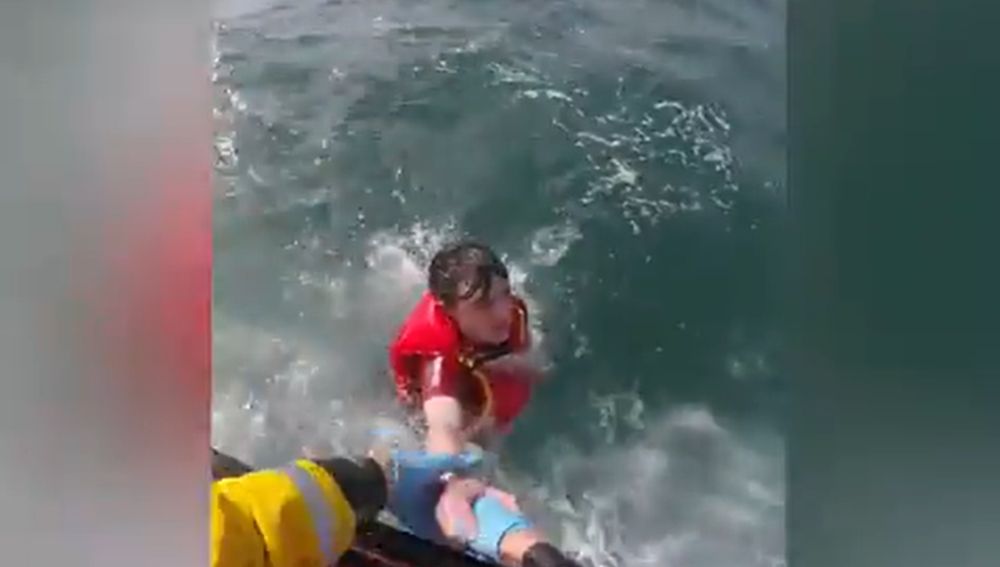 Un joven de 17 años que hacía paddle surf en Gales salva la vida gracias al móvil: "¡Me estoy ahogando!"