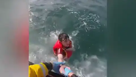 Un joven de 17 años que hacía paddle surf en Gales salva la vida gracias al móvil: "¡Me estoy ahogando!" Un joven de 17 años que hacía paddle surf en Gales salva la vida gracias al móvil: "¡Me estoy ahogando!"